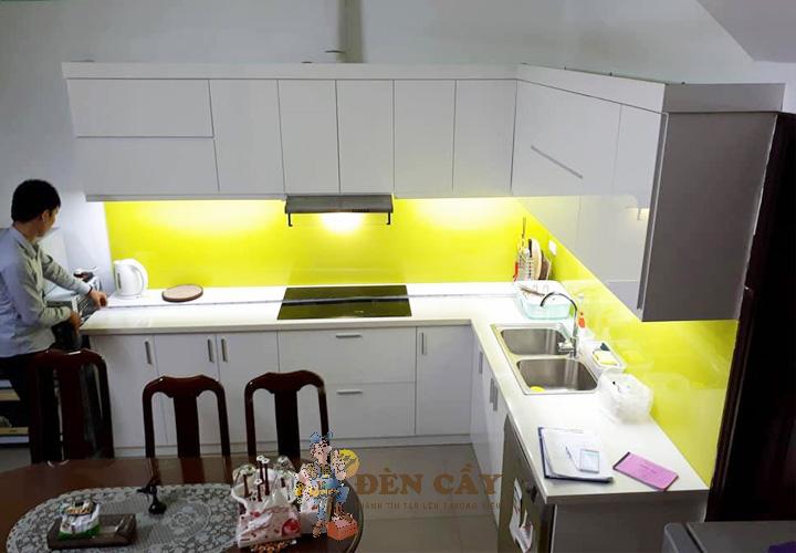 tủ bếp acrylic vân gỗ